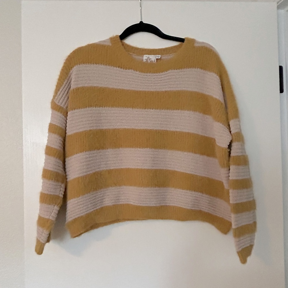 Cropped sweater, golden beige it’s like a mustard color